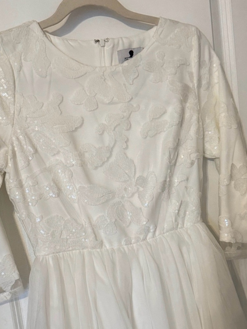 Affordable modest Dainty Jewells wedding dress - Picture 3 of 9